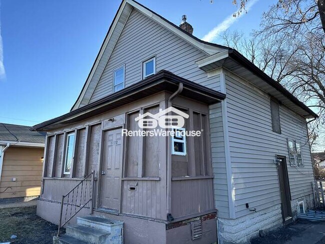 Building Photo - Available Now! - Large 5 bedroom, 3 bath home in Saint Paul!