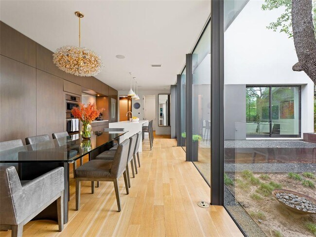 Foto del edificio - 2210 Westlake Dr