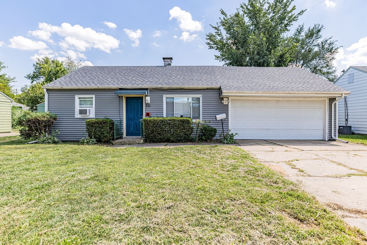 Primary Photo - 2 Bedroom 1 Bathroom home located in Champ...