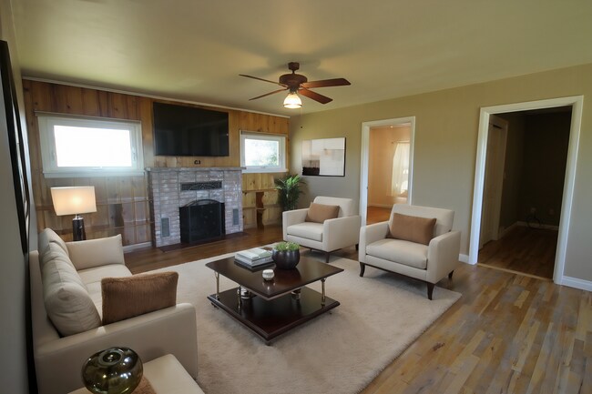 Foto del edificio - 3 Bedroom One Level with 2 Car Garage