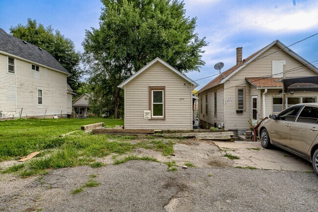 Building Photo - Renovated 1-Bedroom Just Minutes from Blac...