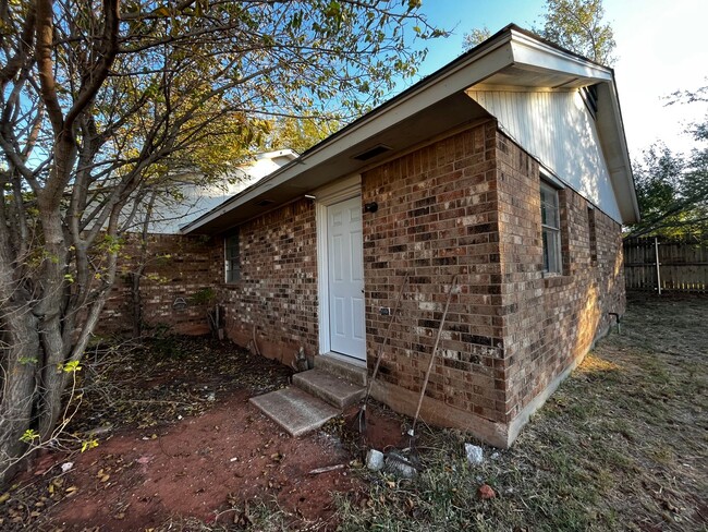 Foto del edificio - Renovated 4 Bed 2 bath in Southeast Oklaho...