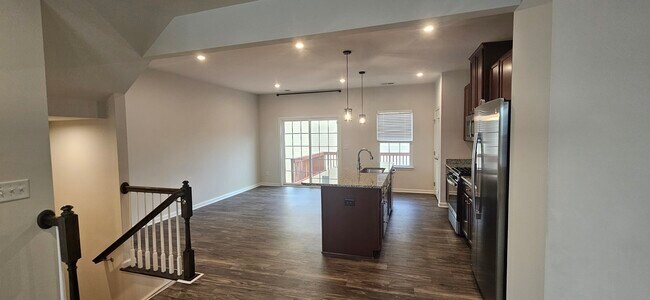 Sala de estar del segundo piso - 107 Brier Summit Pl