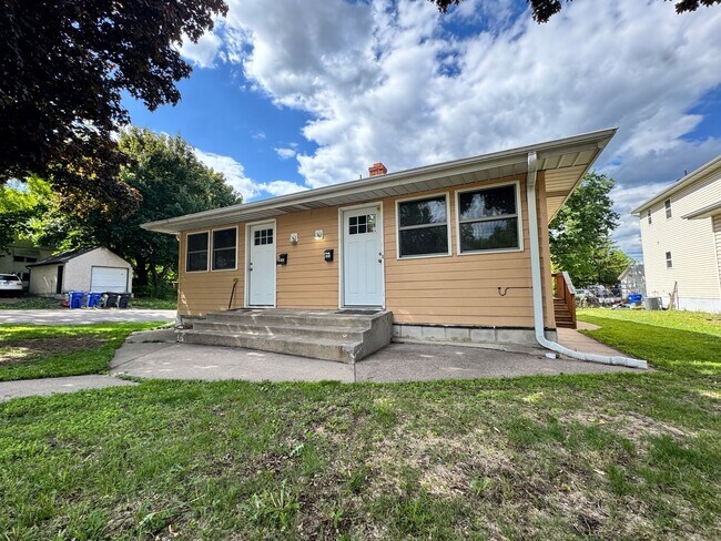 Foto del edificio - Short Term Lease Available! Side by Side Duplex! Rent Controlled