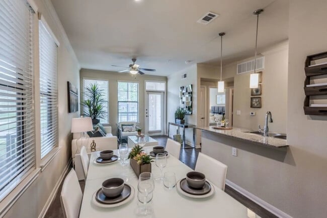 Building Photo - Make Your Move with $500 in Savings