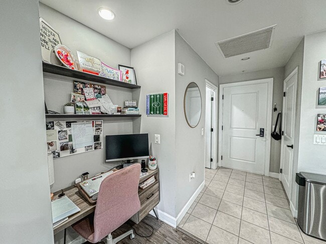 Building Photo - Luxurious 1 Bed 1 Bath Condo With Private ...