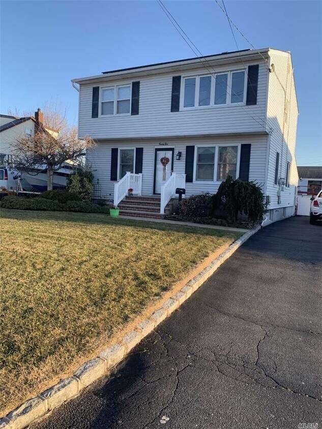 21 Gulf St, Lindenhurst, NY 11757 Room for Rent in Lindenhurst, NY