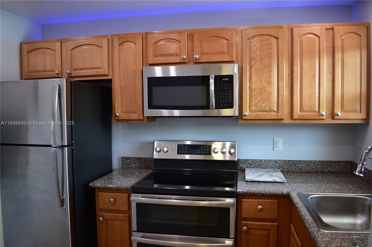 Foto principal - 8590 Sunrise Lakes Blvd