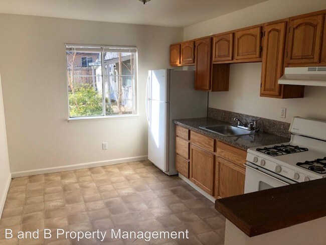 Building Photo - 204 3rd St