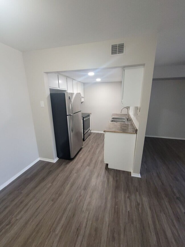 Foto del edificio - Loft style 1BR, open floor plan! Spacious!