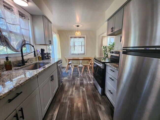 Foto del edificio - 2464 Greenfield Rd