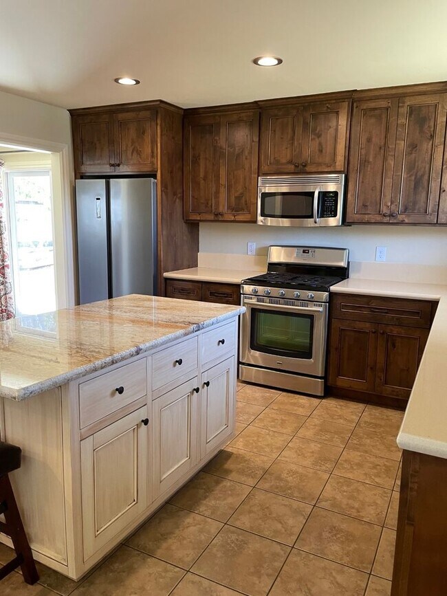 Building Photo - 2 Story Home on Corner lot, Beautiful Moun...