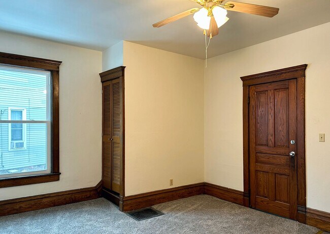 Building Photo - Recently Updated first floor apartment within walking distance to Main St  Grove City !