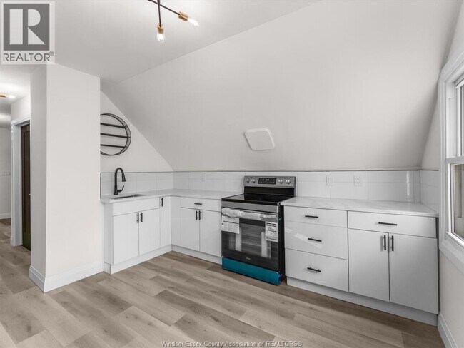 Building Photo - 1067 Drouillard Dr