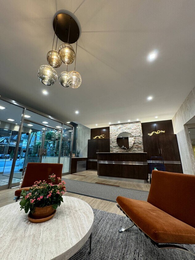 Foto principal - 330 E 49th St