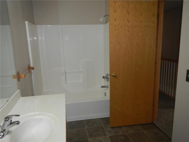 Building Photo - 2454 Oakridge Cir
