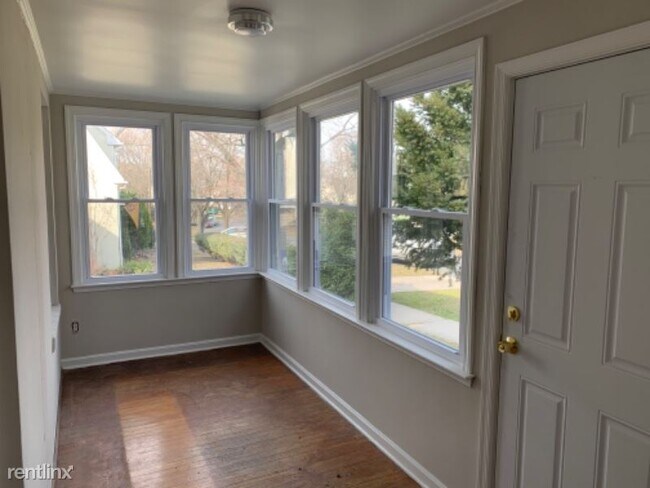 Building Photo - 3 br, 1 bath Townhome - 16 Admiral Blvd