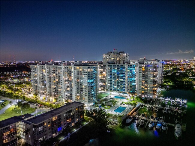 Building Photo - 18081 Biscayne Blvd