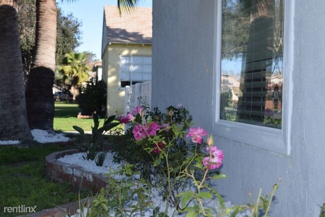 Building Photo - 1 br, 1 bath Apartment - 5820 R  Autry Ave