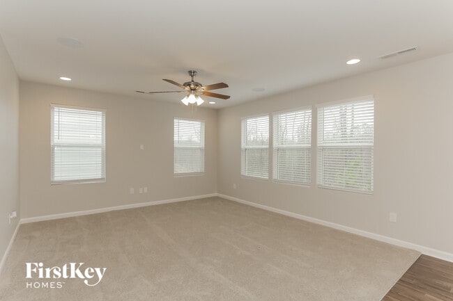 Building Photo - 10226 Holly Park Dr