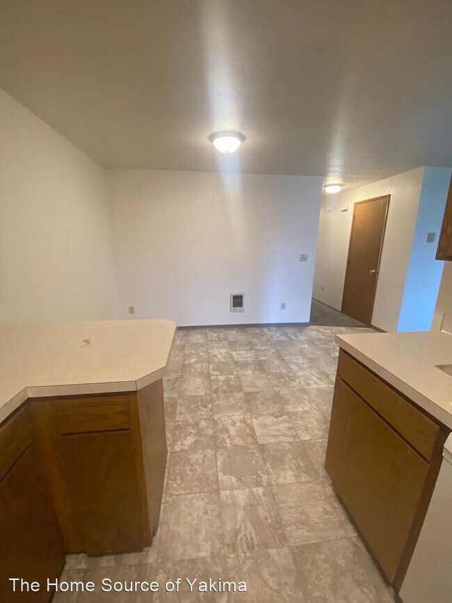 Building Photo - 3 br, 2 bath House - 424 S 74th  #B