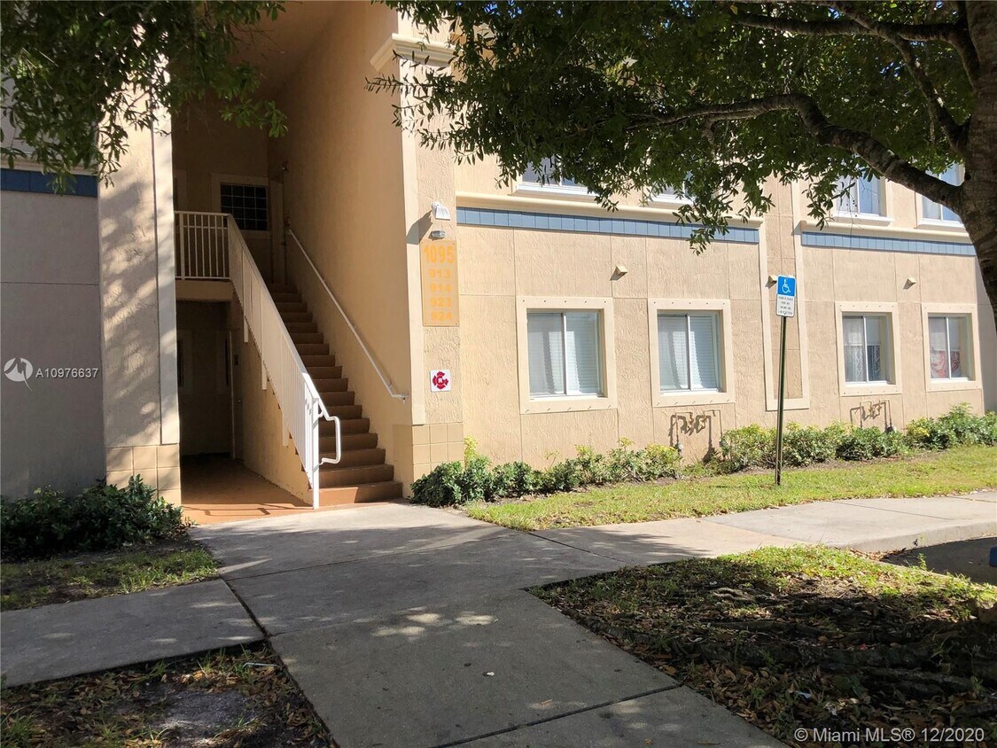 Primary Photo - 1095 Golden Lakes Blvd