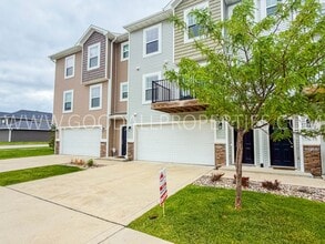 Building Photo - 2726 NW Kate Shelley Ln