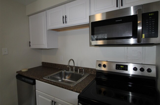 Building Photo - 52 Hawley Ave