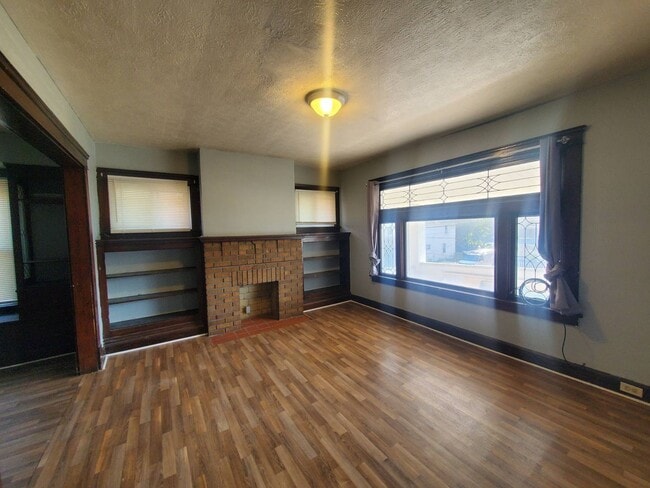 Building Photo - 2217 W 105th St