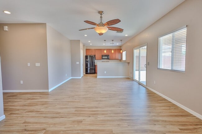 Building Photo - 3 Bedroom 3 Bath