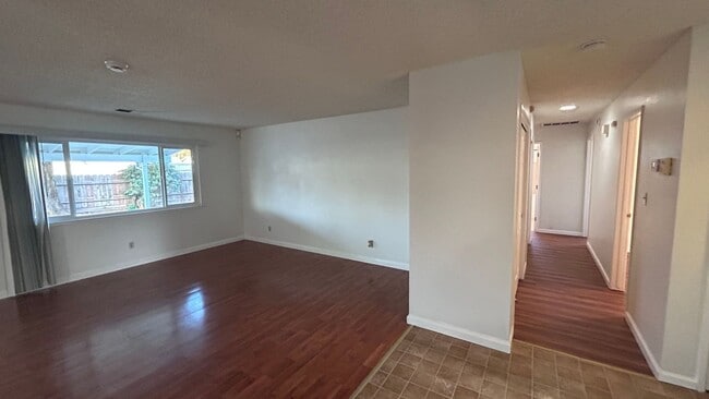 Foto del edificio - 1717 Briarwood Dr