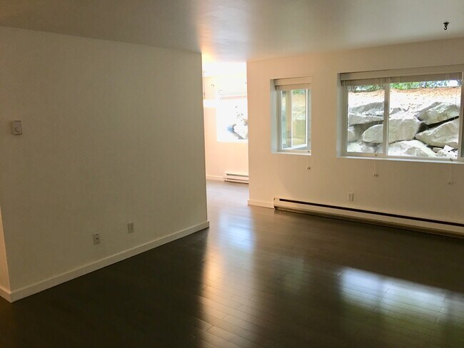 Foto del edificio - Sand Point Condo with Parking and Pool!