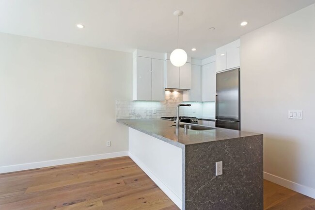 Building Photo - Modern Pet Friendly 1BD/1BA - 1 Month Free...