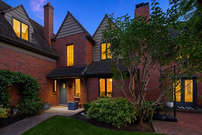 Building Photo - Magnolia Boulevard Grand Tudor - Fully Fur...