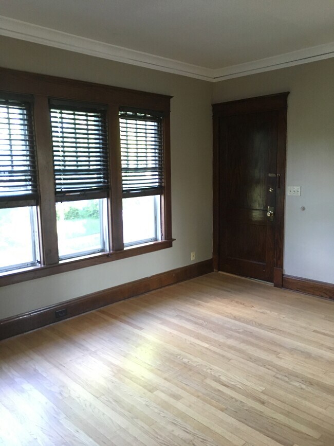 Sala de estar de la planta principal - 3333 N Newhall St