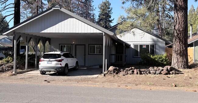 Building Photo - 670 Pine Way