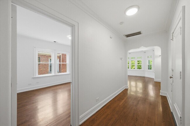 Building Photo - 2739 W Lunt Ave
