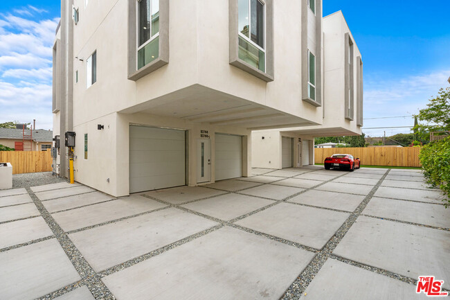 Building Photo - 10742 Hortense St