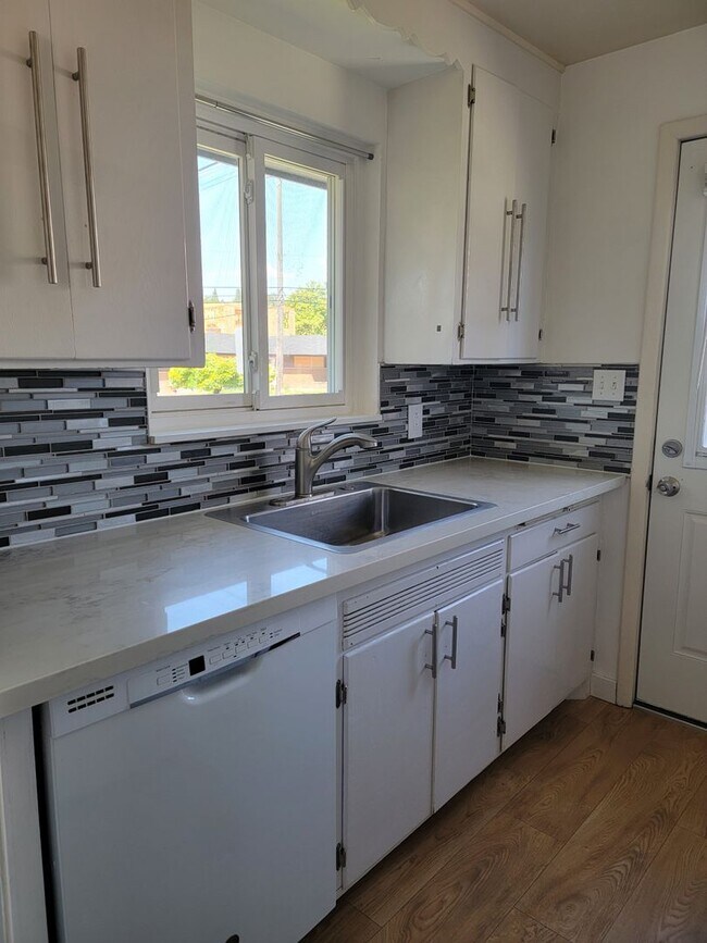 Foto del edificio - 7305-7307 47th Ave SW