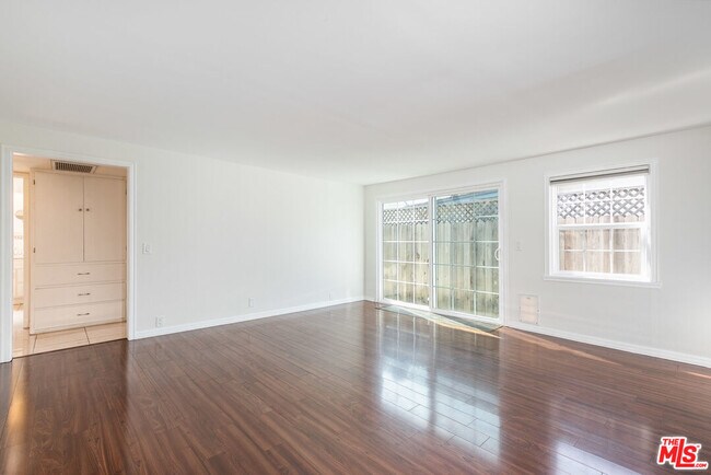 Foto del edificio - 10748 Westminster Ave