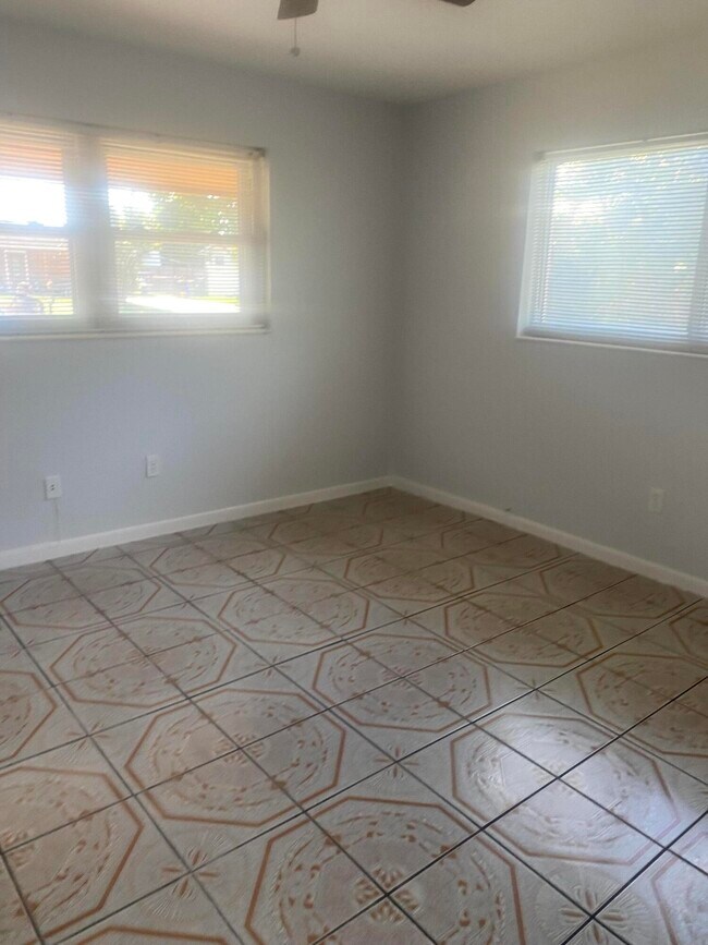 Foto del edificio - 4365 Edward Rd