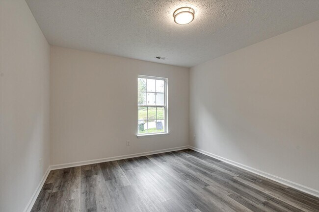Foto del edificio - 913 Sylvan Dr