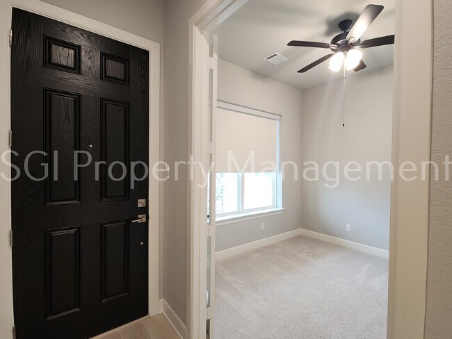 Foto del edificio - Gorgeous home ready for move in