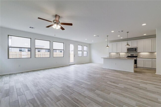 Foto del edificio - 9107 Garnet Dr