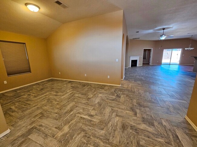 Building Photo - Beautiful Golf Course Area Home with 4 Bed...