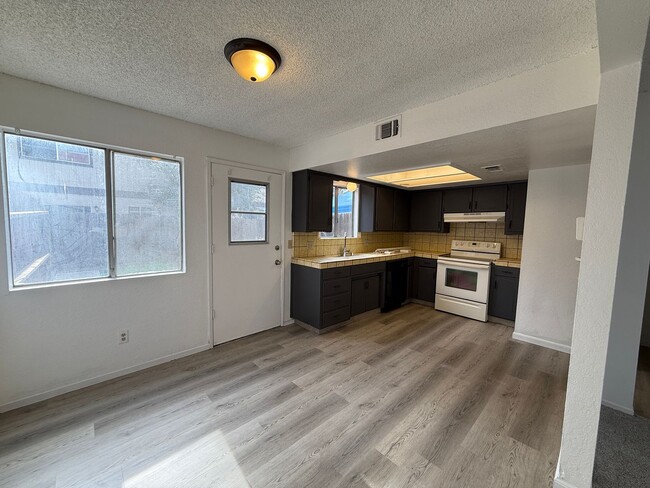 Foto del edificio - Porterville Townhouse for Rent: 2 Bedroom, 1.5 bath