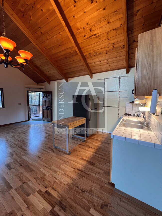 Building Photo - Charming Studio Apartment