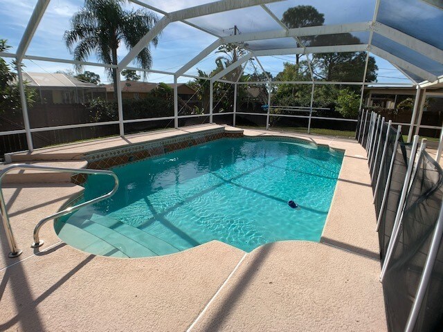 Building Photo - Spacious 4 Bed with Pool!