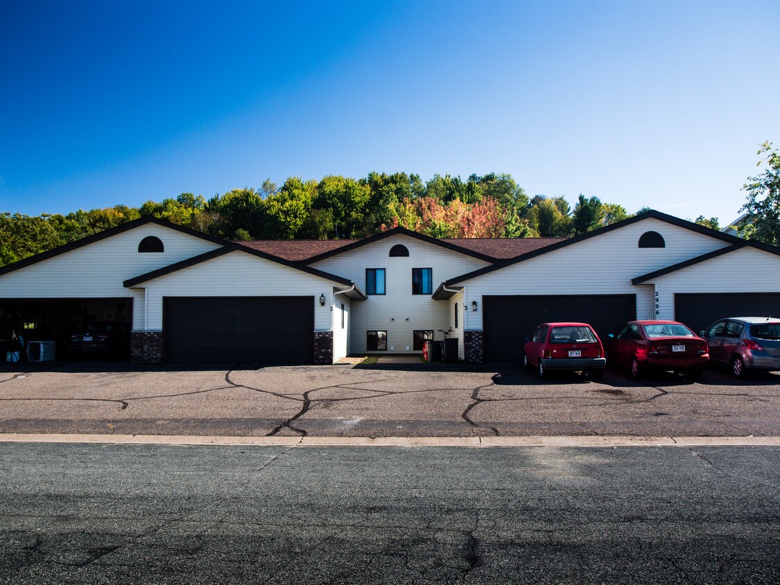 2906 Edgewood Dr, Menomonie, WI 54751 Townhome Rentals in Menomonie