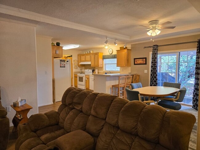 Building Photo - Spacious Home Near Mechem